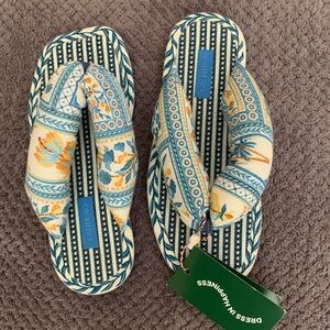 NWT ADORABLE FARM RIO FLIP FLOPS SIZE 8. RUNS LARGE FITS ME AND I WEAR 9M